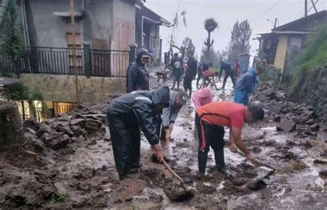 Hujan Deras Guyur Pasuruan Jalur Menuju Wisata Bromo Longsor