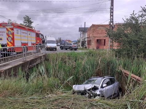 Accident în Huedin A depășit neregulamentar și a sărit cu mașina într