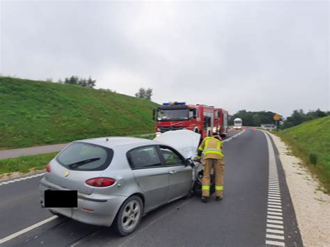 Zderzenie alfa romeo i volkswagena na obwodnicy Pińczowa Dwie osoby