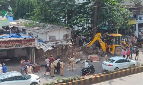 BMC Carries Out Major Demolition Drive On SV Road In Malad Bulldozes