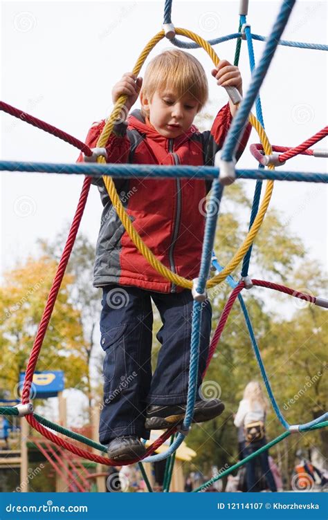 Menino No Campo De Jogos Imagem De Stock Imagem De Jogo 12114107