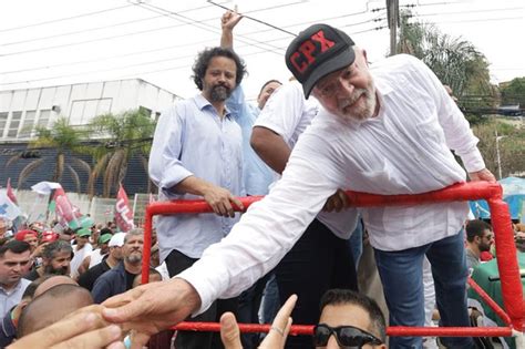 Lula usa boné a sigla CPX durante visita a favela no Rio de Janeiro