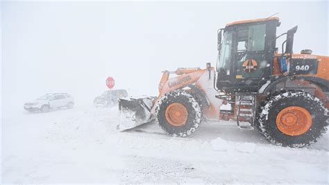 Kars Ardahan kara yolu kar ve tipi nedeniyle ulaşıma kapatıldı Üç