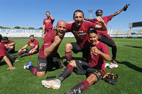 Serie B La Salernitana Vince A Pescara E Centra La Promozione Monza