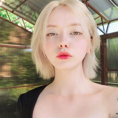 Hot girl Nga được khen đẹp trong trẻo như mối tình đầu sao