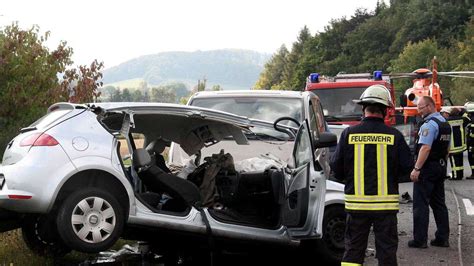 Tödlicher Unfall auf der B 7 54 Jähriger stirbt in Autowrack