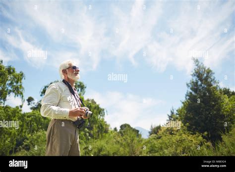 Homme Levant Les Yeux Au Ciel Banque De Photographies Et Dimages à Haute Résolution Alamy