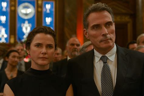 La diplomática Netflix es una excelente serie más allá del pelo de