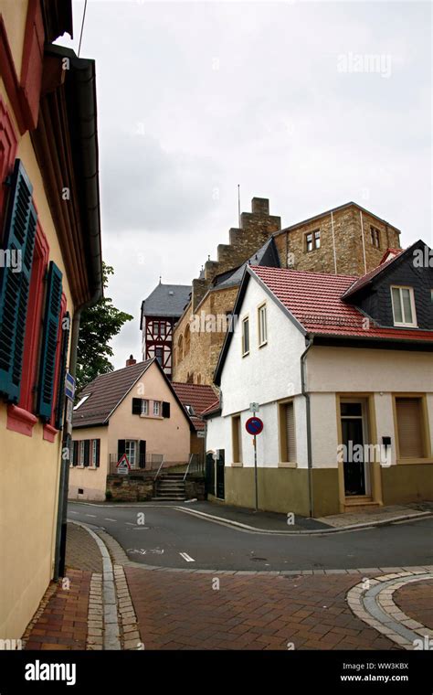 Wohnh User In Der Historischen Altstadt Im Hintergrund Burg Und