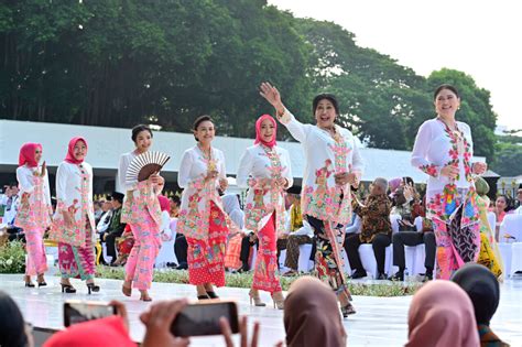 Istana Berkebaya Beri Pesan Cinta Dalam Balutan Kebaya Cantik