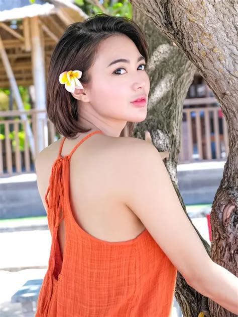 8 Potret Wika Salim Seksi Pakai Dress Mini Di Pantai Mulus Banget