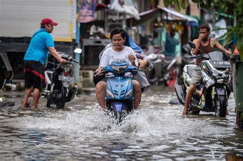 Ruas Jalan Di Jakarta Banjir Akibat Hujan Deras Sejak Pagi