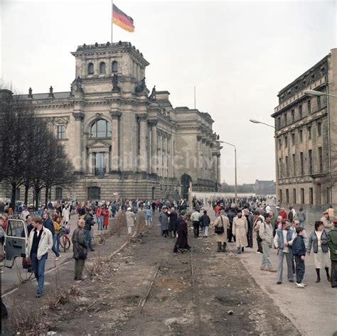 DDR Fotoarchiv Berlin Touristen und Berliner Bürger besichtigen den