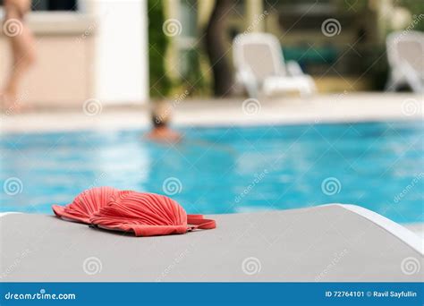 Una Mujer Joven Rubia En Una Piscina Con El Bikini Rojo Se Fue Por La Piscina Imagen De Archivo