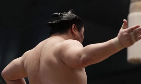 Lutadores de sumo recusados em voo no Japão devido ao peso Correio da