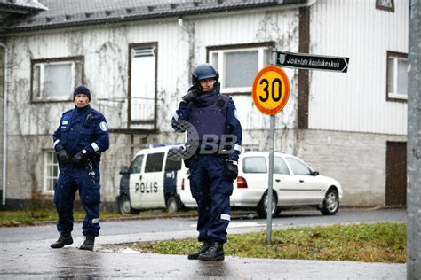 「なぜこんなことが」、校内の銃乱射事件で静かな町に衝撃 写真6枚 国際ニュース：afpbb News