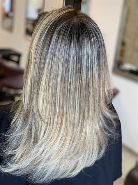 Loiro Com Bege Com Raiz Esfumada Cabelo Penteados Raiz Esfumada