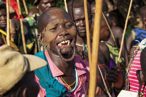 Frauen Aus Dem Afrikanischen Stamm Mursi Surma Ethiopia Redaktionelles