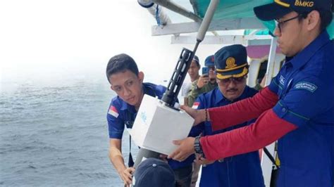 Perkuat Informasi Maritim Bmkg Paotere Lepas Drifter Dan Floats