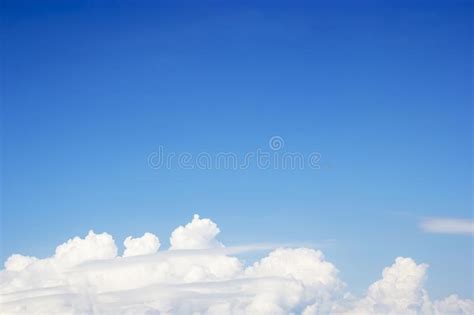 Fondo Azul Del Cielo Y Foco Suave De Las Nubes Blancas Y Espacio De