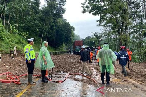 Diterjang Longsor Jalur Yogyakarta Semarang Tertutup Material Bikin