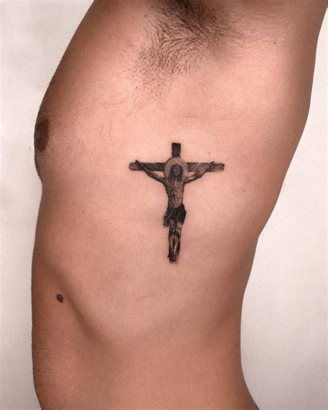 Jesus 8 cm en 2020 Diseños de tatuaje con cruz Tatuajes en el torso