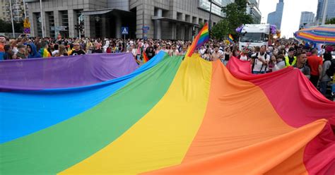 Dal Vaticano sì alla benedizione di coppie gay ma non è matrimonio