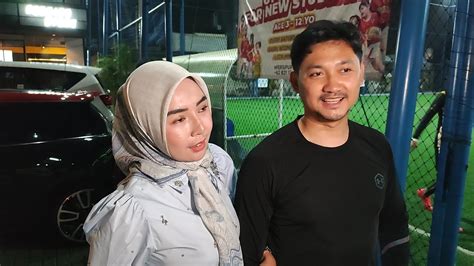 ANGGA WIJAYA PAMER MOBIL BARU DATANG BERSAMA ISTRI KE LAPANGAN MINI