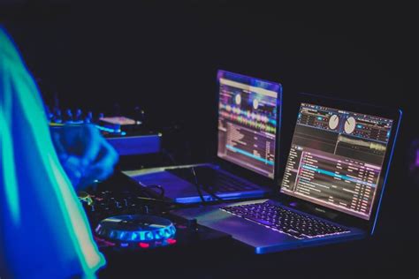 The 7 Best DJ Software Apps In 2025 (free & paid options!)