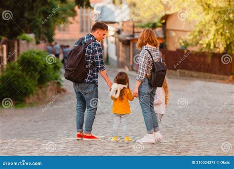 Familia Caminando Por La Calle De La Ciudad Vieja Imagen De Archivo