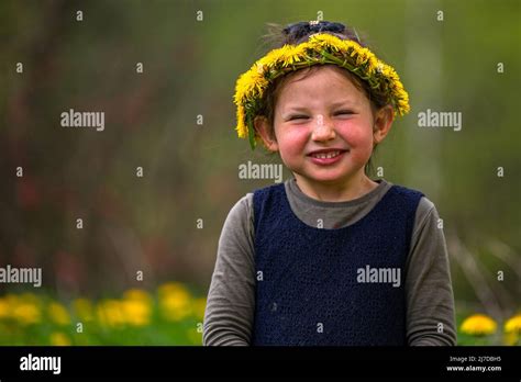 Petite Fille Et Couronne De Fleurs Banque De Photographies Et Dimages