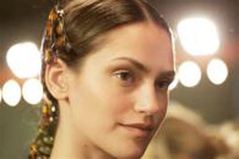 Du nude et des sourcils bien dessinés