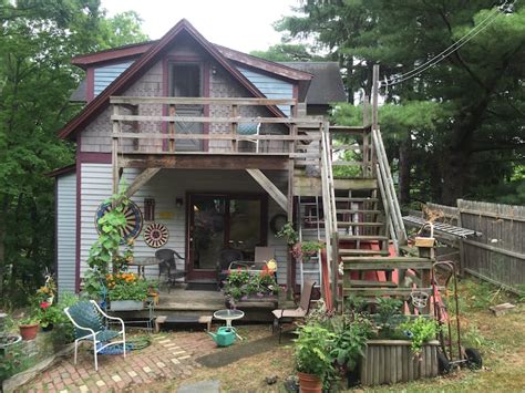 Upstairs bedroom with a tree house flavor - Guest suites for Rent in ...