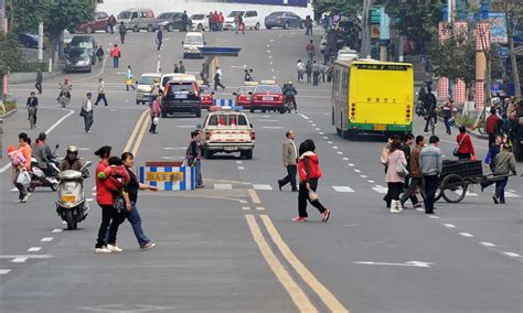 中山路交通乱象 市民横过马路不走斑马线