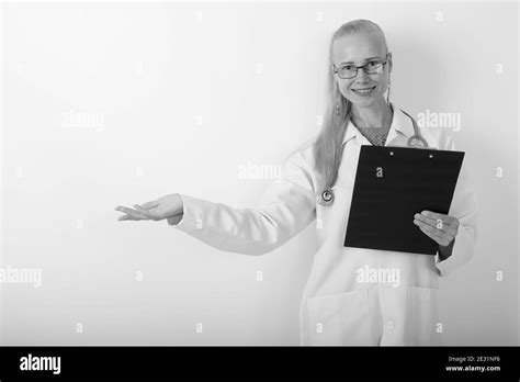 Blonde ärztin Fotos und Bildmaterial in hoher Auflösung Alamy