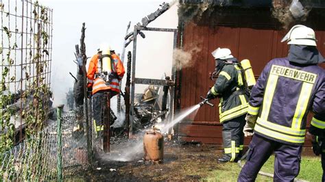 Drei Brennende Gartenlauben In Northeim Feuerwehr Im Einsatz