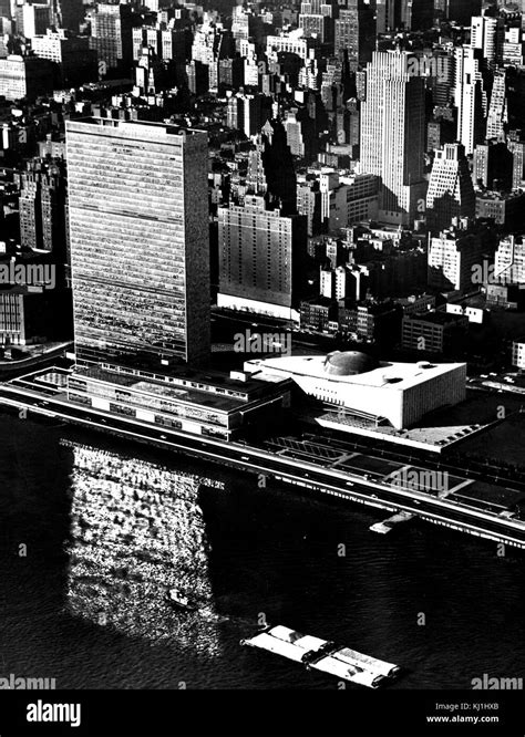 Un Headquarters Flags Black And White Stock Photos And Images Alamy