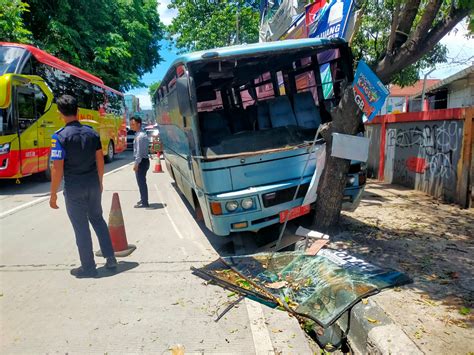 Akibat Kehilangan Konsentrasi Bus Oleng Alami Kecelakaan BantenPro Co Id