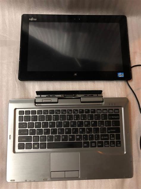 富士通 Fujitsu stylistic Q702 tablet with keyboard i5 4gb Ram win 7 開會