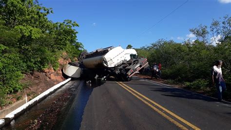 Caminhão carregado de óleo tomba e interdita dois sentidos da BR 135