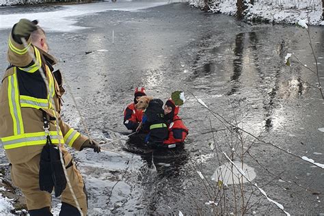 Stuttgart Hund Bricht Durchs Eis Feuerwehr Steigt Ins Wasser