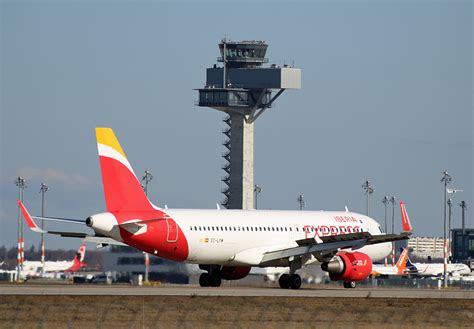 Iberia Express Airbus A 320 216 EC LYM BER 28 02 2023 Flugzeug