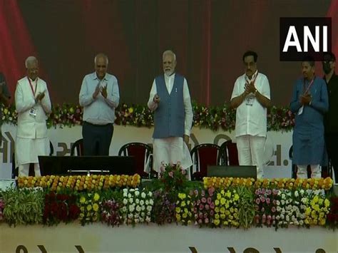 Pm Modi Lays Foundation Stone Of Various Development Projects At Vyara