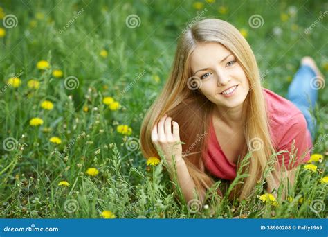 Fille Se Trouvant Sur Le Champ Des Pissenlits Photo Stock Image Du