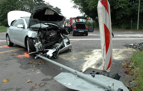 Hückeswagen 19 Jähriger fährt frontal in den Wagen eines Hückeswageners