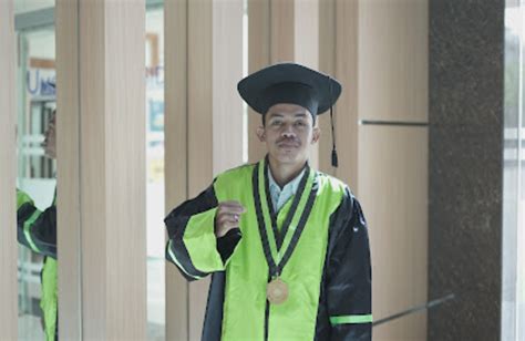 Wisudawan Prodi Teknik Elektro Berhasil Menjadi Mahasiswa Prestasi