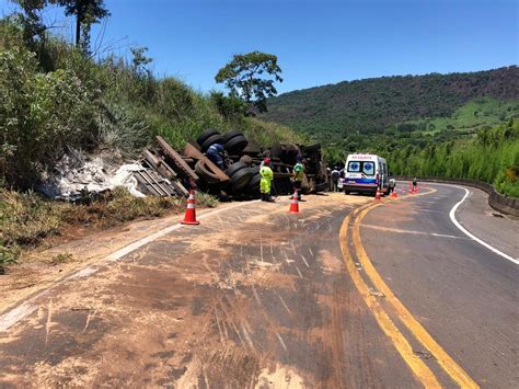 Caminhão tomba mata motorista e interdita trecho de rodovia na região