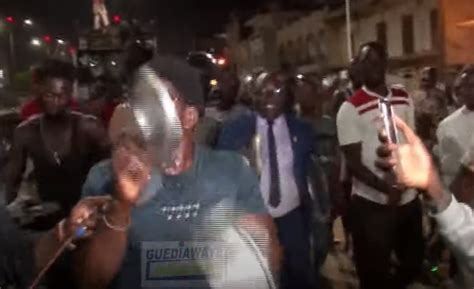 Concert de casseroles Guédiawaye avec Ahmed Aïdara dans les rues vidéo