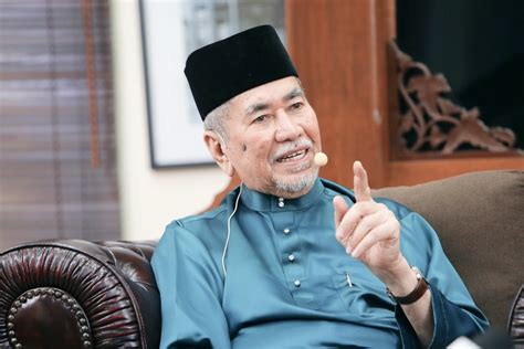 Anwar confirms submitting Wan Junaidi’s name as next Sarawak governor ...