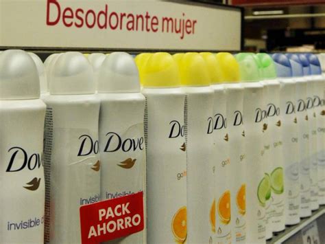 Un dermatólogo explica por qué te salen manchas blancas en las uñas no